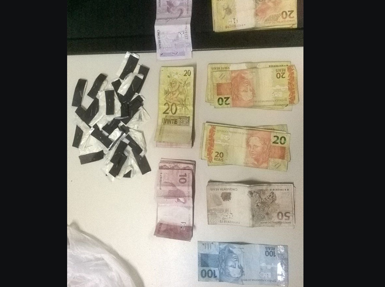Além da droga, os policiais apreenderam R$ 1.100 com o suspeito (Foto: 11º BPM)