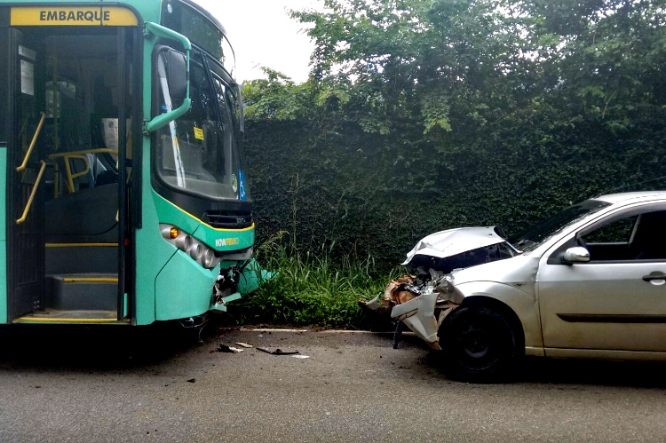 O ônibus e o carro bateram de frente (Foto: 2ª Cia – BPRv)