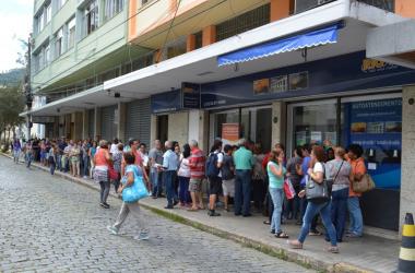 A medida tem provocado longas filas na sede da RioCard na Rua Ernesto Brasílio (Foto: Henrique Pinheiro)