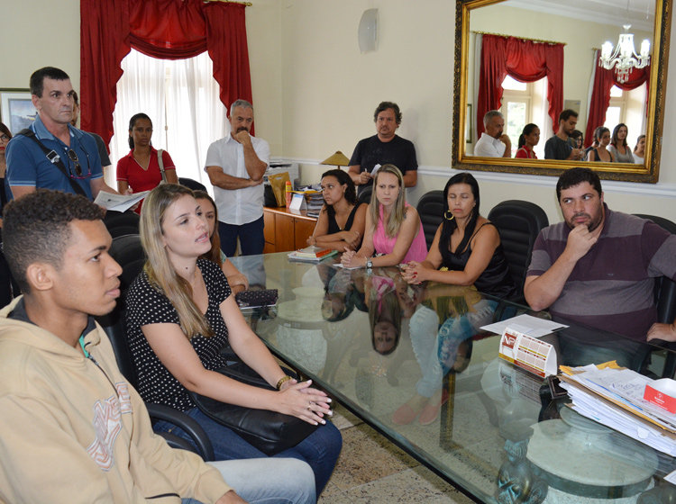 O prefeito Rogério Cabral se reuniu com candidatos no gabinete‭ (‬Foto:‭ ‬Lúcio César Pereira‭)