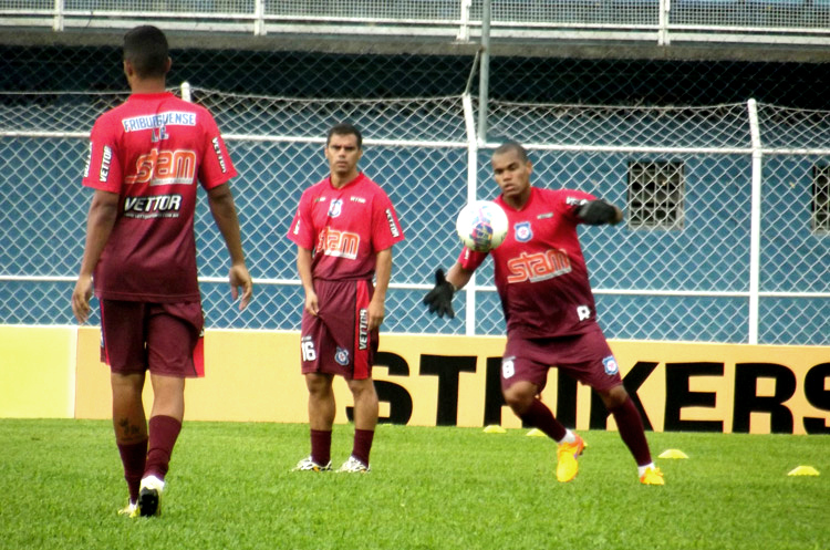 Com o retorno de Jorge Luiz, Damião volta a ser opção no banco de reservas (Foto: Vinicius Gastin)