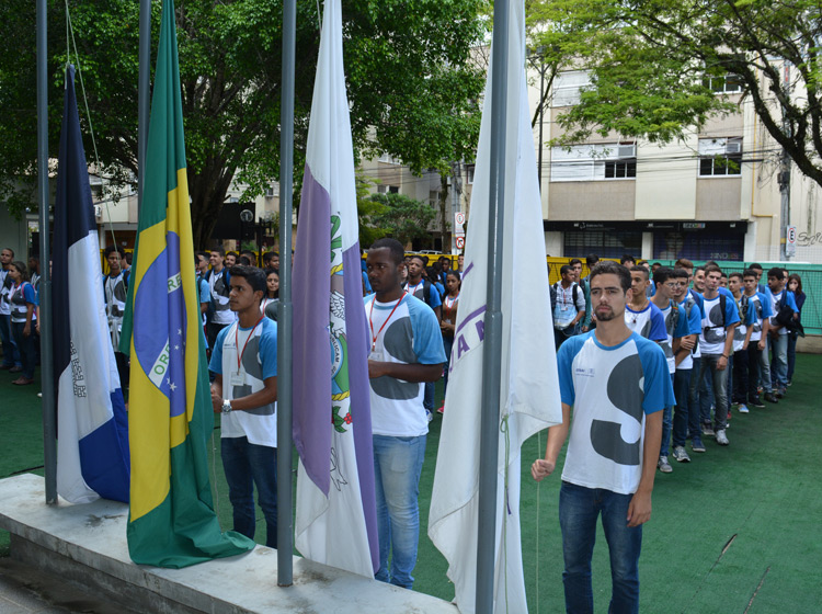 Cerca de 200 alunos dos cursos técnicos da instituição foram reunidos no pátio para uma solenidade de hasteamento de bandeiras ao som do Hino Nacional (Foto: Lúcio Cesar Pereira)