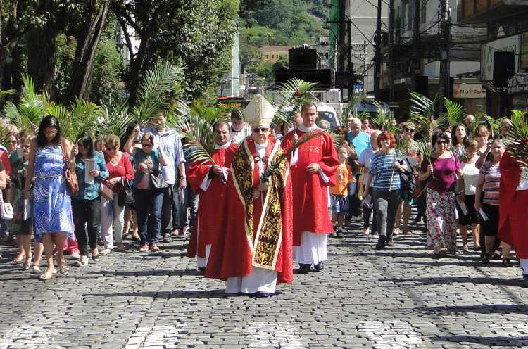 No centro,‭ ‬fiés‭ ‬empunhando ramos‭ ‬caminharam em procissão ao lado do‭ ‬bispo Dom Edney Gouvêa Mattoso (Foto: Monara Cavalier)