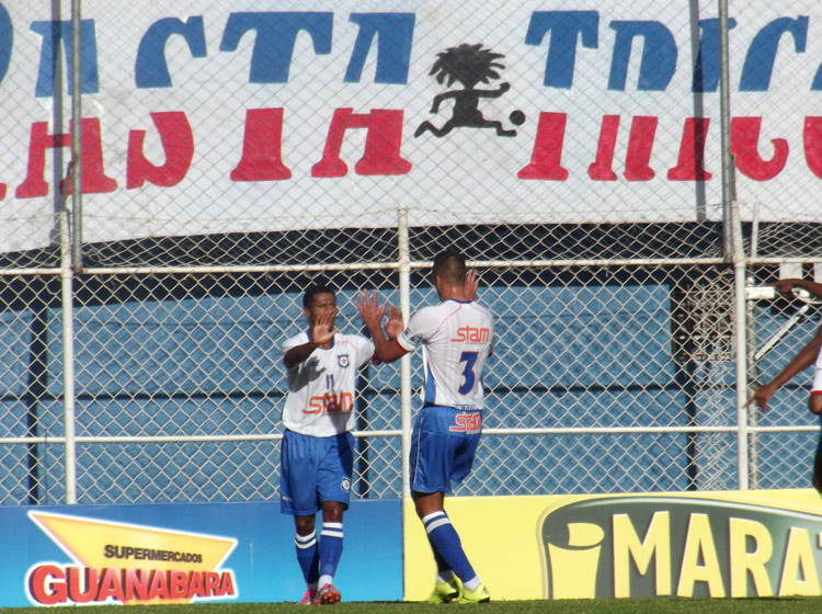 Gleison comemora o primeiro gol do Frizão com a torcida (Foto: Vinicius Gastin)