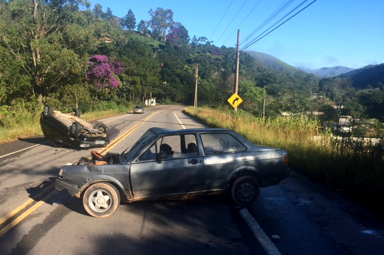 Após a colisão, os carros bloquearam as duas faixas da estrada (Foto: Leitor via WhatsApp)