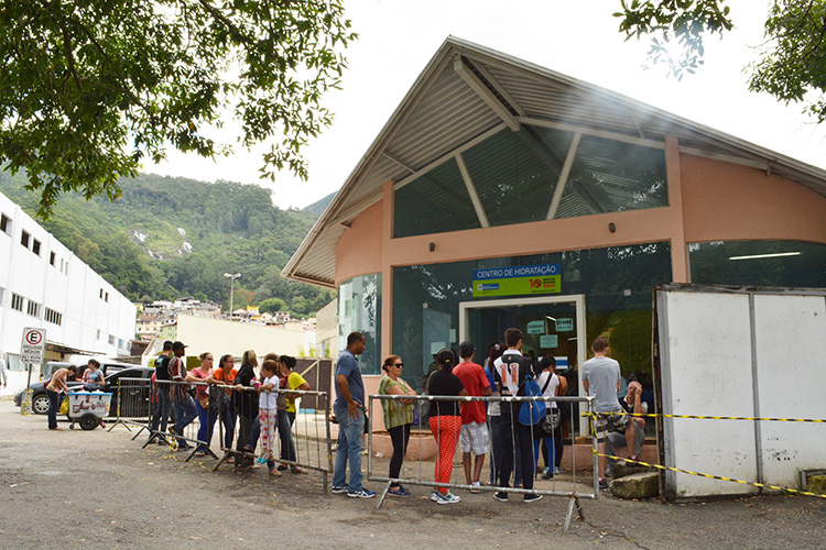 Na manhã desta quarta-feira, pacientes aguardavam pelo atendimento no Centro de Hidratação (Foto: Lúcio Cesar Pereira)