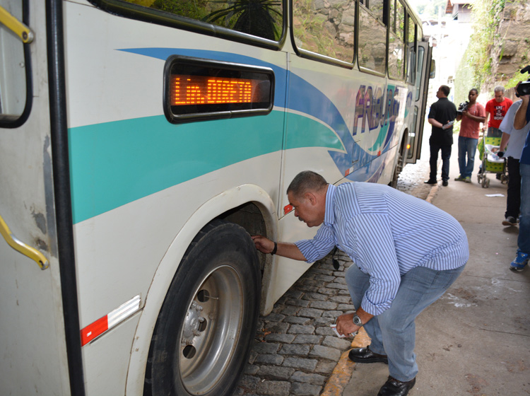 Carlos Alberto Bayer, da Smomu, constatou que os pneus dos ônibus estavam carecas (Foto: Lúcio Cesar Pereira)