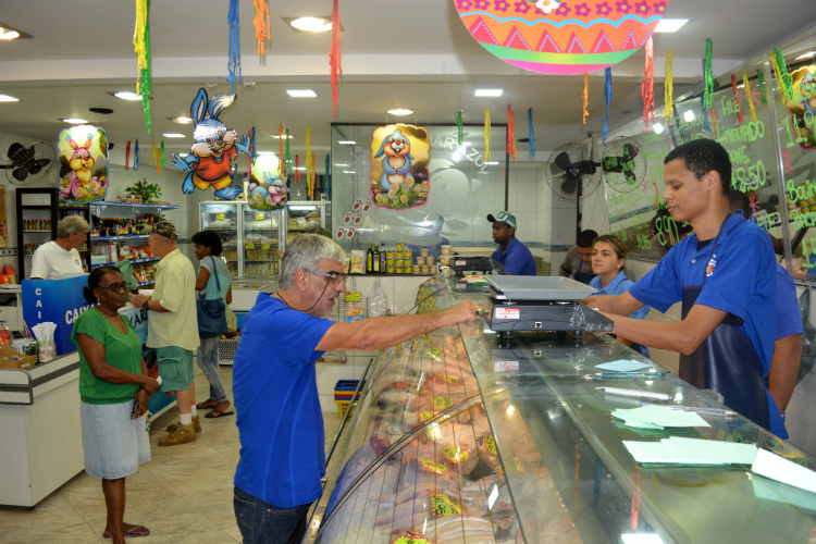 Às vésperas da Páscoa, movimento nas peixarias nesta quarta-feira ainda era bem abaixo do esperado (Foto: Lúcio Cesar Pereira)