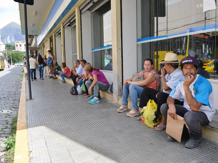 Além do tumulto habitual nas calçadas,‭ ‬passageiros não têm onde sentar e se queixam do desconforto (Foto: Lúcio Cesar Pereira)