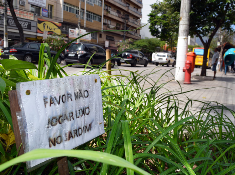 Este bem cuidado canteiro na movimentada avenida ganhou esta placa para não se transformar em lixeira (Foto: Lúcio Cesar Pereira)
