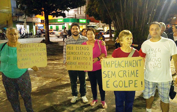 A Praça Dermeval foi palco de um ato de apoio ao governo e em prol da democracia. Alguns participantes exibiam cartazes com frases de impacto