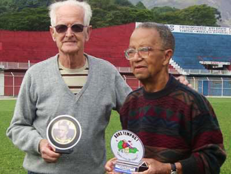 Paulo Banana (à direita) recebendo de Chiminga uma homenagem em 2010 (Foto: Friburguense A.C)