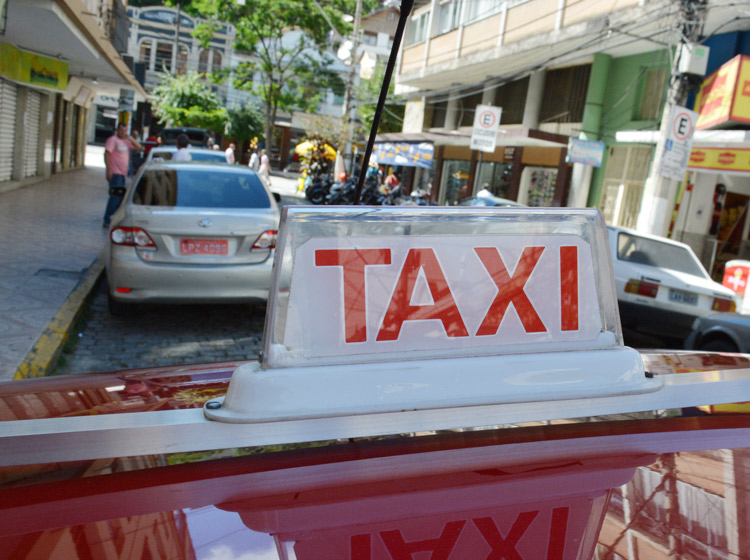 Taxista ia com dupla ao Rio de Janeiro pegar drogas em favela (Foto: Arquivo/AVS)