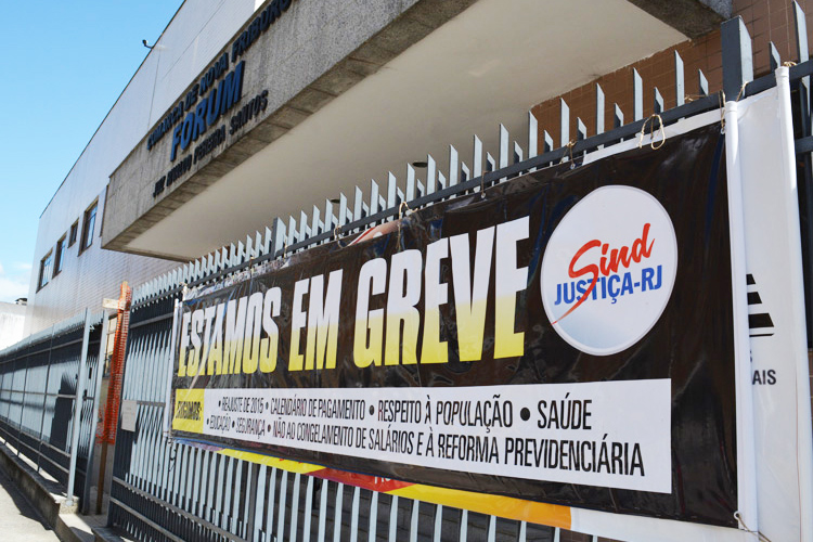 Uma faixa sobre a greve foi colocada na entrada principal do Fórum de Nova Friburgo (Foto: Lúcio Cesar Pereira)