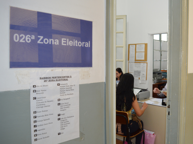 Em Friburgo, os cartórios eleitorais funcionam no prédio do antigo fórum da Praça Getúlio Vargas, mas o acesso se dá pela Rua Ernesto Brasílio (Foto: Lúcio Cesar Pereira)