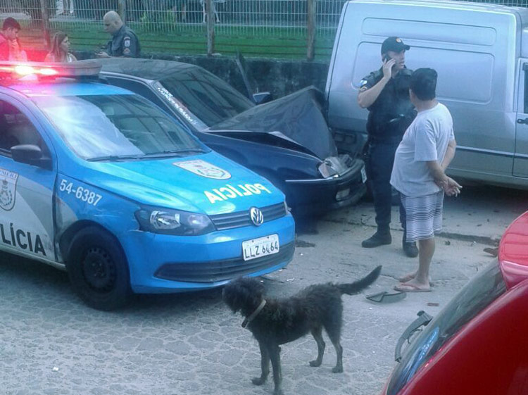 Durante a tentativa de fuga, motorista bateu em vários carros no Floresta (Foto: Leitor via WhatsApp)