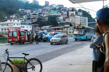 Os policiais foram detidos na Avenida Governador Roberto Silveira (Foto: Leitor via WhatsApp)