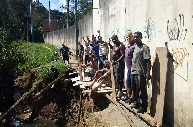 Em um mutirão, moradores construíram a ponte sobre o Córrego dos Inhames (Foto: WhatsApp)
