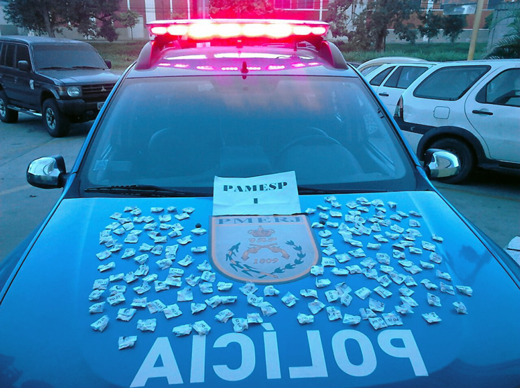 Os papelotes de cocaína foram apreendidos com o adolescente em Conselheiro (Foto: 11º BPM)