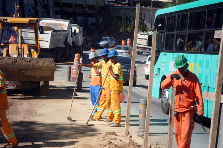 Funcionários da concessionária desmontam o cercado da obra (Foto: Divulgação Rota 116)