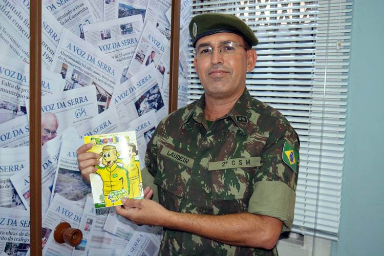 Para marcar a data, o 1º tenente Laudeir Jardim Gomes entregou à equipe do jornal alguns exemplares da revista infantil “Recrutinha” (Foto: Lúcio Cesar Pereira)