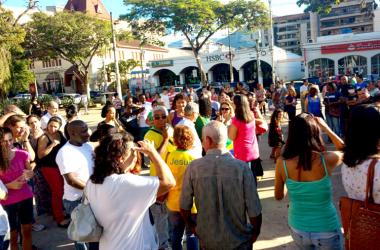 Evangélicos de Nova Friburgo oram pelo Brasil na Praça Dermeval