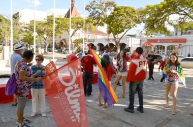 Manifestantes se concentram na Praça Dermeval Barbosa Moreira
