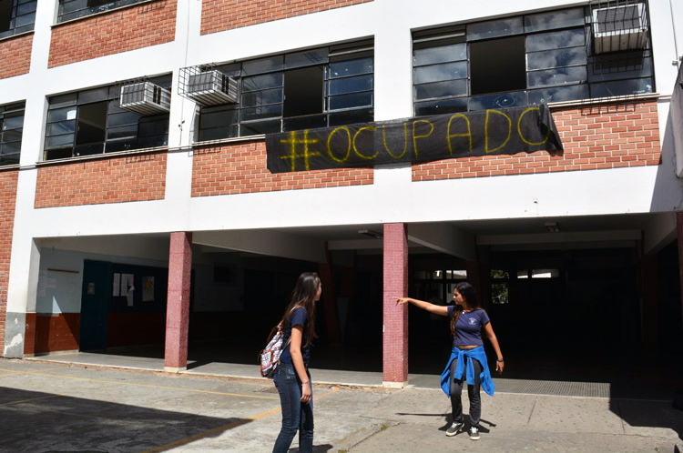 A ocupação do prédio foi feita às 6h de segunda por cerca de 70 estudantes do Ensino Médio (Foto: Lúcio Cesar Pereira)