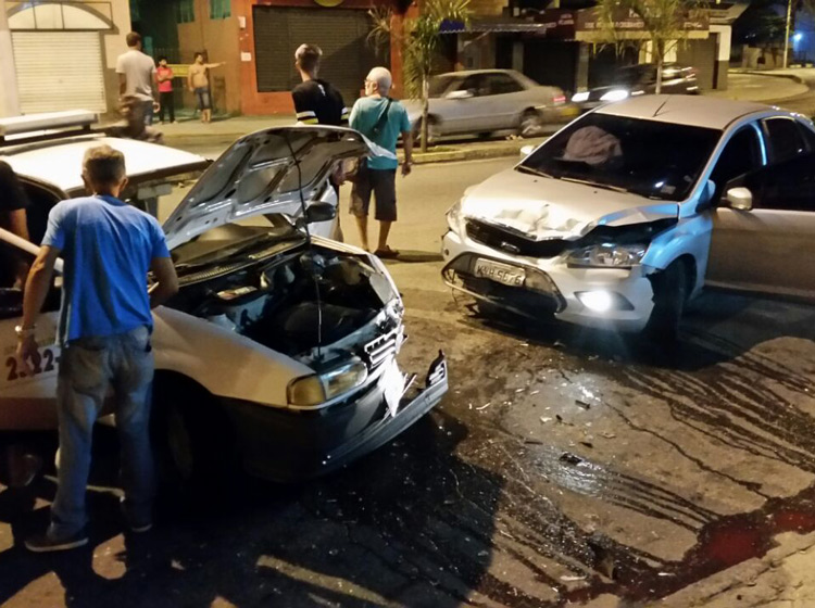 Carro desgovernado bateu em Gol no Paissandu (Foto: Leitor via WhatsApp)