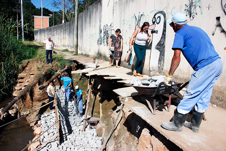 Funcionários da Secretaria de Obras reconstroem passarela atrás do posto do Detran (Foto: Leonardo Vellozo/Secom PMNF)