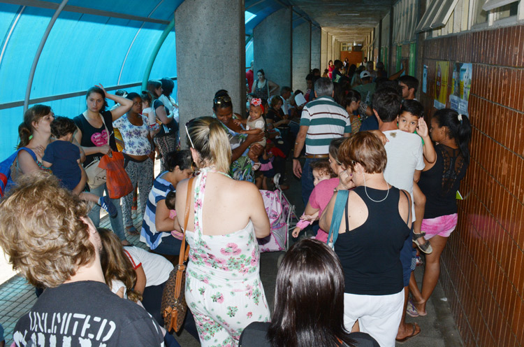 Muita gente correu aos postos no primeiro dia da campanha para garantir logo a imunização. Friburgo receberá ao longo da campanha 47 mil doses da vacina (Foto: Lúcio Cesar Pereira)