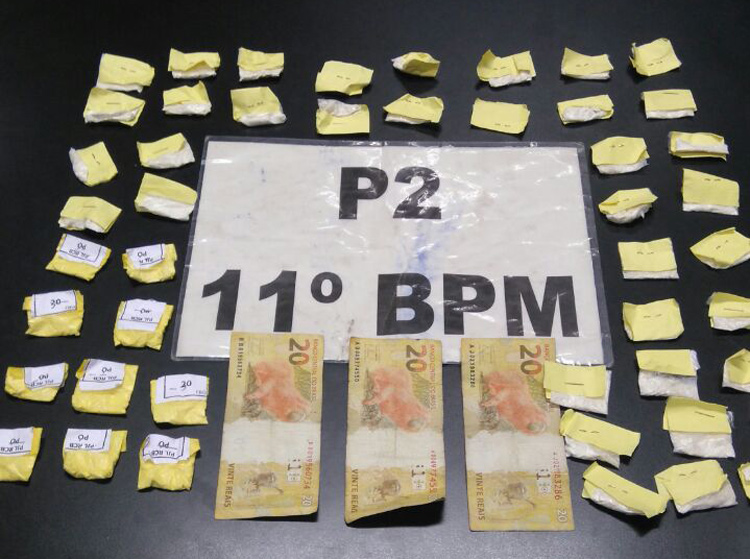 A cocaína foi oferecida aos policiais à paisana (Foto: 11º BPM)