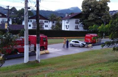 O jovem ferido no acidente foi socorrido pelos bombeiros (Foto: Leitor via WhatsApp)