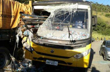 A carroceria do caminhão destruiu o para-brisa do ônibus escolar (Foto: WhatsApp) 