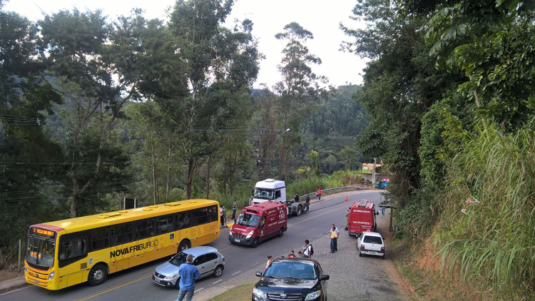 A carreta quebrou o vidro traseiro do ônibus em Riograndina (Foto: Leitor via WhatsApp)