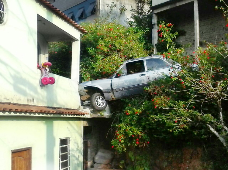 O carro atingiu uma coluna da casa em Conselheiro (Foto: Leitor via WhatsApp).