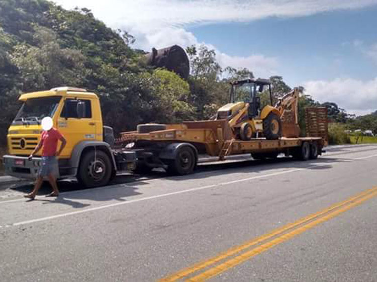 Caminhão foi abordado após furar pedágio da RJ-116 (Foto: BPRv).