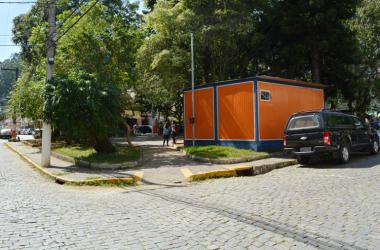 Na Praça 1º de março, no bairro Vilage, encontra-se uma das 20 UPCs desativadas em Nova Friburgo. Abandono da estrutura é alvo de questionamentos dos moradores das áreas de risco