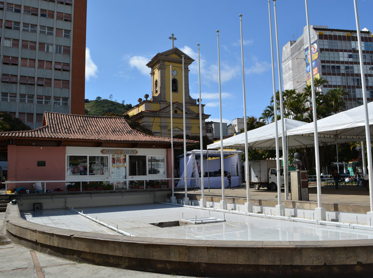 O chafariz é localizado no Centro de Turismo, em frente à igreja matriz