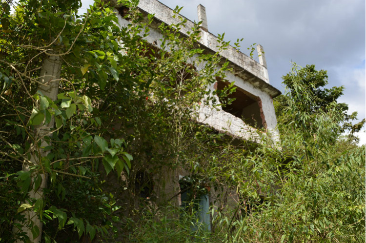 Casas interditadas pela Defesa Civil após a tragédia das chuvas não foram demolidas desde 2011 (Foto: Lúcio César Pereira)