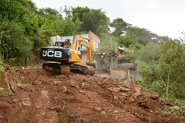 Demolição de casas na Vilage, em maio (Foto: Lúcio Cesar Pereira)