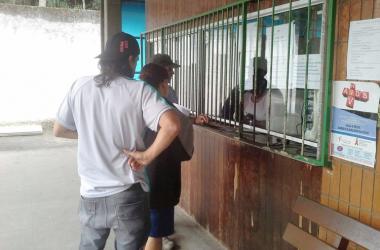 Quem se dirigiu à recepção do Posto Sylvio Henrique Braune se deparou com um cartaz informando a falta da vacina (Foto: Lúcio Cesar Pereira)