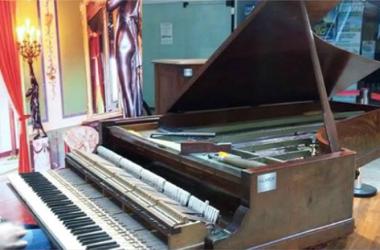 O piano de cauda, da época do Brasil Império, é um dos destaques da exposição que pode ser conferida só até este domingo (Foto: Divulgação)