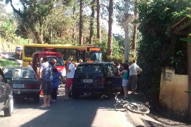 O acidente aconteceu em uma curva na Estrada do Girassol (Foto: Leitor via WhatsApp)
