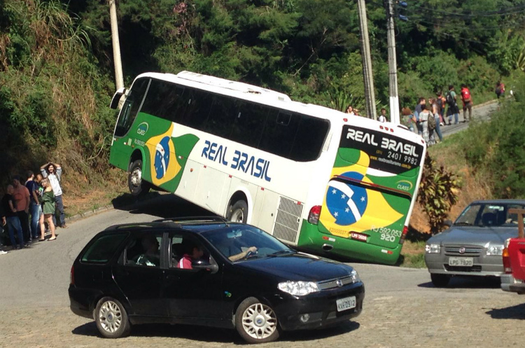 O motorista não conseguiu realizar a curva e o coletivo ficou pendurado (Foto: Leitor via WhatsApp)