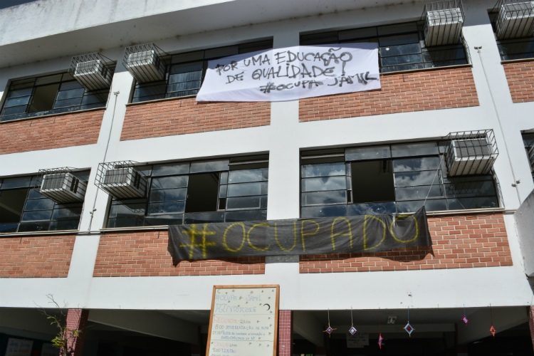 O Colégio Jamil El-Jaick é o único ocupado por alunos em Nova Friburgo. Secretaria Estadual de Educação negou que alunos serão transferidos para Cieps (Foto: Lúcio Cesar Pereira)