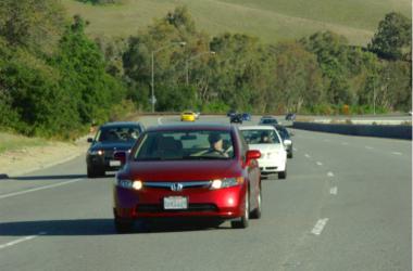 O uso do farol durante o dia aumenta a segurança, pois os veículos se tornam mais visíveis nas estradas, principalmente quando a luminosidade natural estiver reduzida (Foto: Wikipedia)