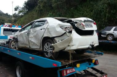 O carro que capotou em Duas Pedras ficou destruído (Foto: Leitor via WhatsApp)