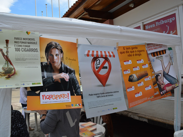 Um estande da secretaria de Políticas sobre Drogas foi montado na tarde de ontem na Praça Dermeval Barbosa Moreira, atraindo a atenção de quem passava (Foto: Lúcio Cesar Pereira)