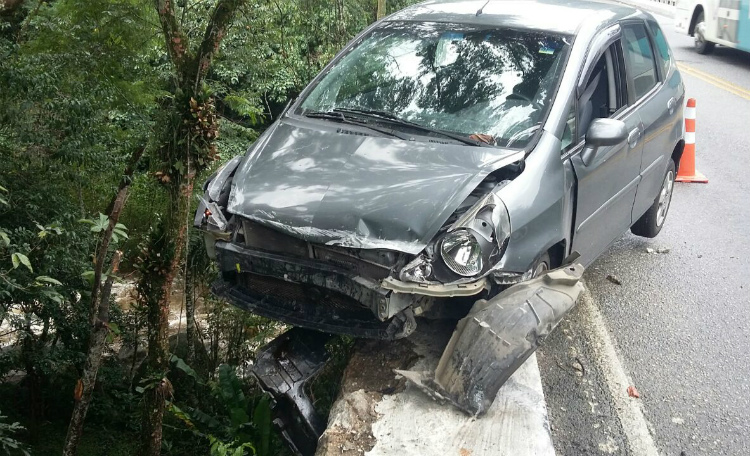 O carro quase caiu dentro de um rio (Foto: Leitor via WhatsApp)